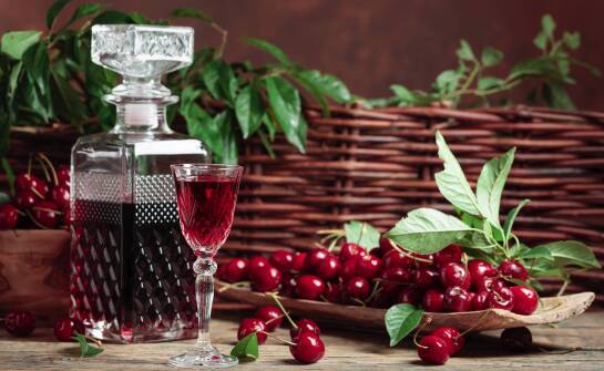 Zastosowanie nalewki wiśniowej w kuchni wegańskiej – inspiracje kulinarne