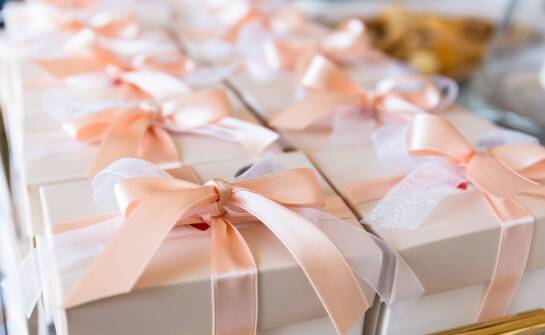 Jak ręcznie robione zestawy upominkowe mogą odzwierciedlić motyw ślubu?