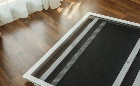 Kiedy warto zdecydować się na moskitierę drzwiową z przejściem dla zwierząt?