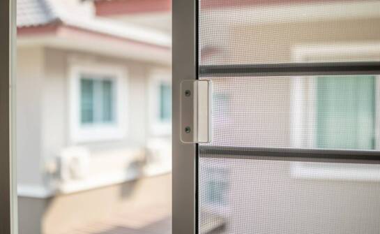 Jakie są korzyści z montażu moskitier na wymiar w słonecznych pomieszczeniach?