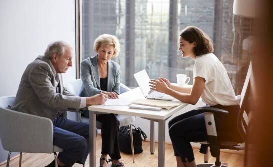 Jakie są korzyści z zawierania porozumień układowych podczas restrukturyzacji?