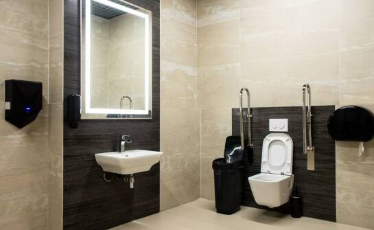 Pisuar metalowy a oszczędność energii: co warto wiedzieć?