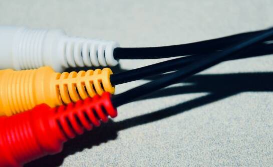 Różnice między patchcordami wielomodowymi a jednomodowymi – co warto wiedzieć