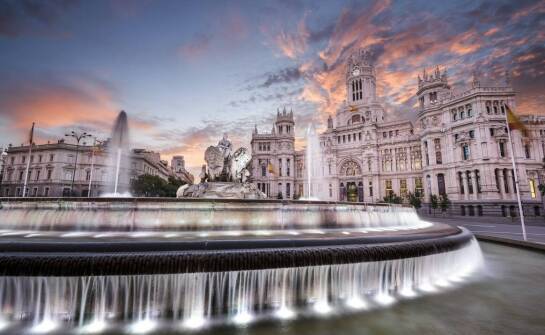 Wpływ fontann pływających z oświetleniem na atrakcyjność przestrzeni biznesowych