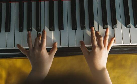 Jakie są różnice między drewnianym a plastikowym pianinkiem dla dzieci?