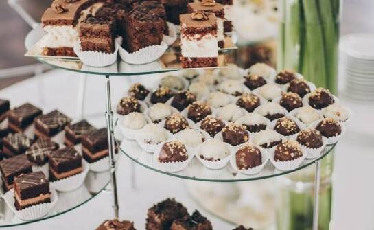 Jakie są korzyści z wyboru mini bez jako deseru na wesela?