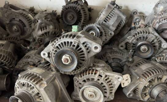 Jakie są kluczowe korzyści z zakupu części zamiennych do używanych agregatów?