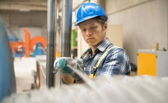 Wpływ agencji pracy na jakość usług elektrycznych i montażowych w branży metalowej