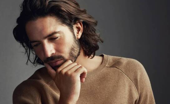 Męskie peruki z długimi włosami jako alternatywa dla tradycyjnych fryzur