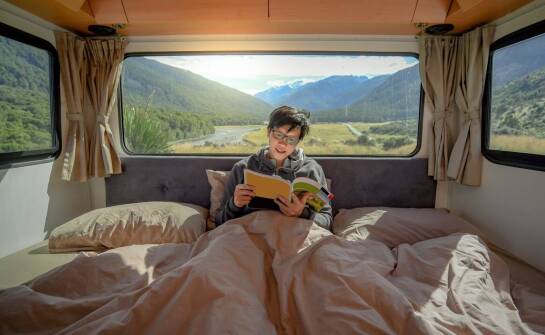 W jaki sposób "Pamiętnik 8 bitowego kota" zachęca do aktywnego czytania?