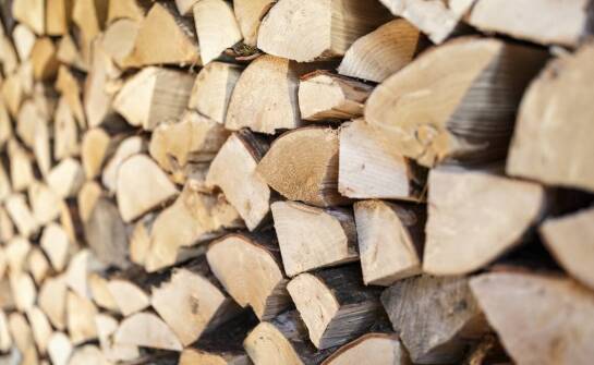 Drewno opałowe w domowych systemach grzewczych – praktyczne porady