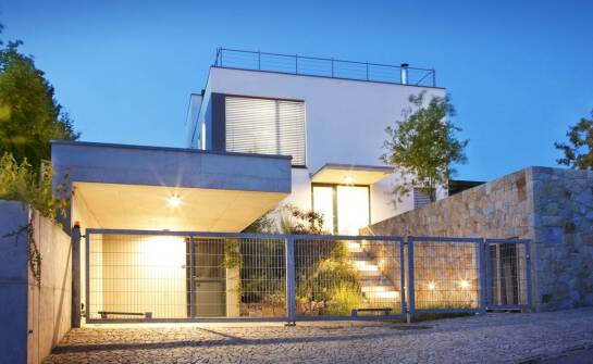 Wykorzystanie systemu Fastlock w projektowaniu wiat samochodowych – co warto wiedzieć?