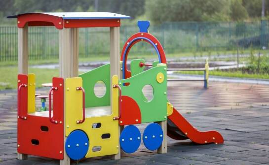 Zalety drewnianej rampy dla dzieci w codziennych aktywnościach ruchowych