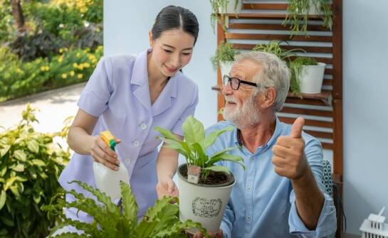 Kompleksowa opieka seniorów a wsparcie w codziennych czynnościach