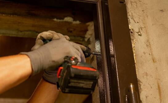 Jak zainstalować drzwi wejściowe, by maksymalnie wykorzystać ich potencjał izolacyjny?