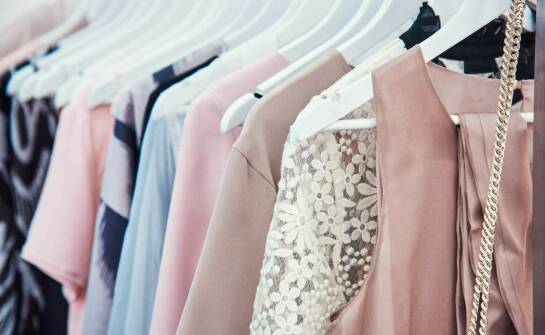 Różnorodność fasonów bluz damskich rozpinanych – jak dobrać model do swojej sylwetki?