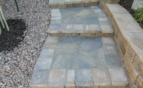 Dlaczego schody zewnętrzne z kamienia to inwestycja na lata?