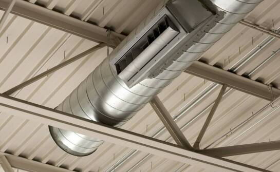Kanały wentylacyjne a komfort cieplny – jak wpływają na temperaturę w pomieszczeniach?