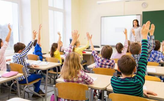 Folia lustrzana na okna – jakie ma zastosowanie w obiektach edukacyjnych?