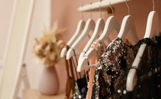 Sukienki weselne w różnych kolorach – jak dobrać barwę do motywu przewodniego
