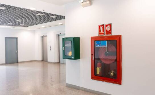 Jakie są zalety innowacyjnych rozwiązań w zakresie oznakowania AED?