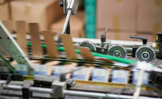 Kluczowe zalety wiązarek w procesie transportu napojów