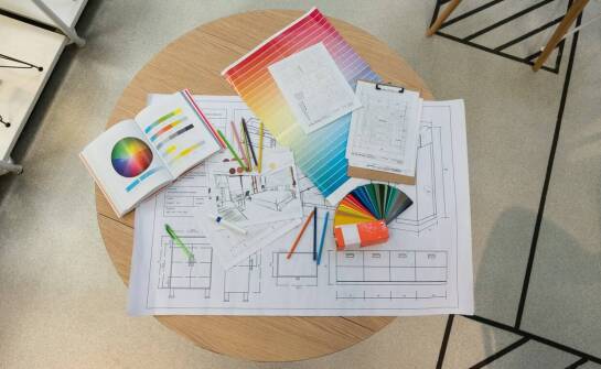 Jakie materiały dydaktyczne są dostępne dla uczestników kursu pedagogicznego w miesiąc?