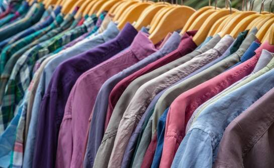 Jak koszulki militarne męskie wspierają komfort podczas aktywności outdoorowych?