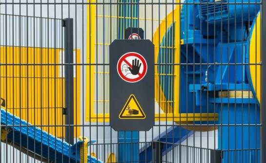 Znaczenie znaków zakazu BHP dla bezpieczeństwa pracowników w magazynach