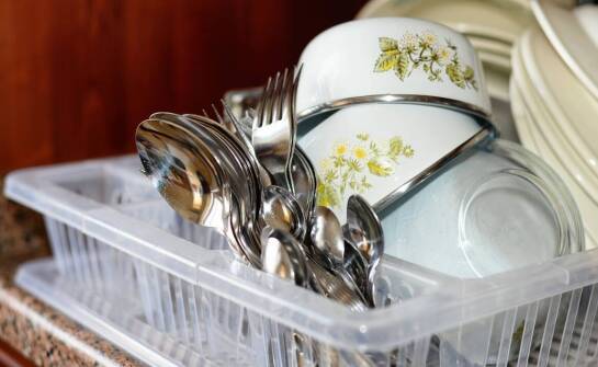 Jakie są najczęstsze przyczyny niedomywania naczyń w zmywarkach i jak je eliminować?