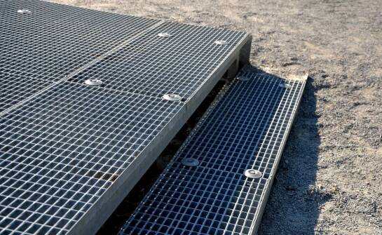 Jakie korzyści niesie wybór prefabrykowanych stopni złazowych?