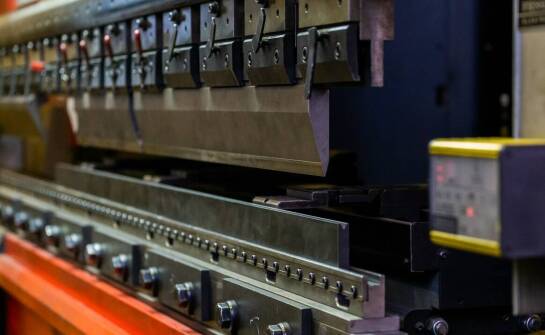 Zastosowanie giętarek w produkcji elementów przestrzennych: co musisz wiedzieć?