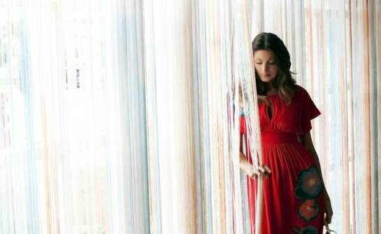 Moda inspirowana Indiami – sukienki letnie w centrum uwagi