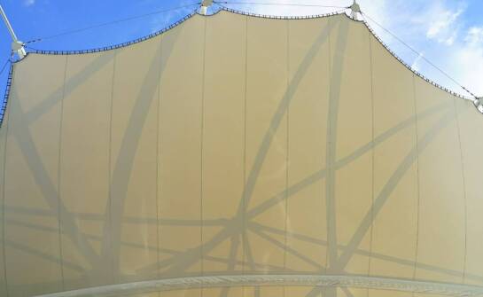 Zastosowanie tkanin technicznych w produkcji nowoczesnych konstrukcji architektonicznych