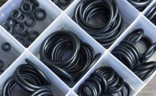 Jak wyroby gumowe przyczyniają się do zmniejszenia kosztów operacyjnych?