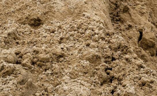 Jak naturalne kleje w hydrohumusowaniu wpływają na stabilność gleby?