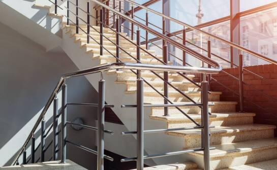 Estetyka i funkcjonalność: Poręcze schodowe w stylu industrialnym