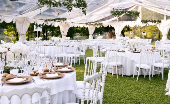 Organizacja plenerowego przyjęcia ślubnego z domem weselnym