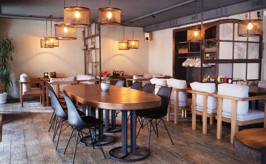 Zastosowanie mebli na zamówienie w restauracjach i kawiarniach