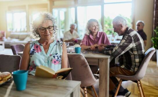Jak dostosowane przestrzenie wpływają na komfort życia w domu seniora?