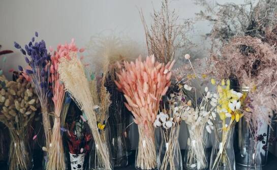 Ekskluzywne kompozycje z suszonych kwiatów – inspiracje dla wymagających