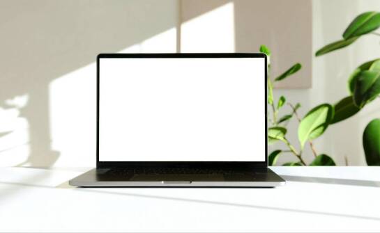 Jakie funkcje w laptopach wspierają multitasking w pracy biurowej?