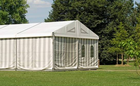 Właściwości izolacyjne namiotów serwisowych – jak wpływają na komfort pracy?