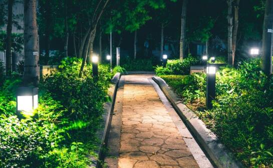 Oświetlenie LEDowe zewnętrzne a oszczędność energii – kluczowe zalety