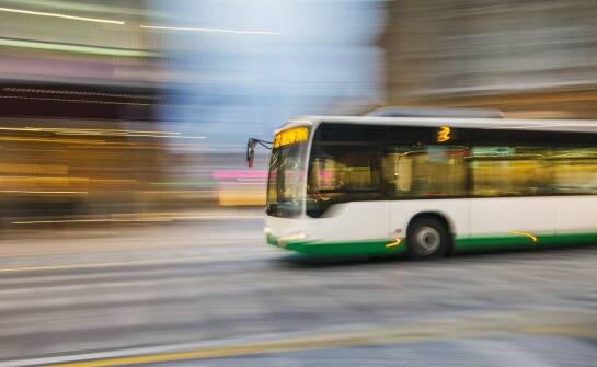 Dlaczego warto wybrać transport publiczny na trasie lotnisko-centrum miasta?