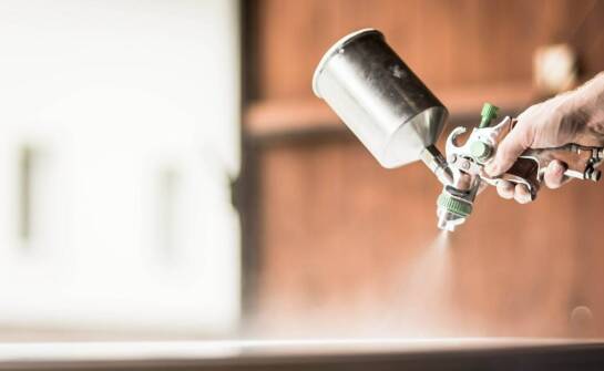 Korzyści z używania pistoletu do malowania z dolnym zbiornikiem w pracach remontowych