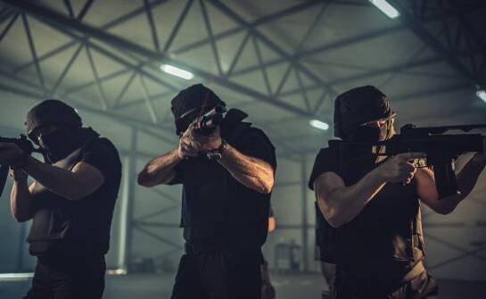 Jakie korzyści przynosi zakup strzelnicy na sprzedaż z multimedialnym trenażerem?