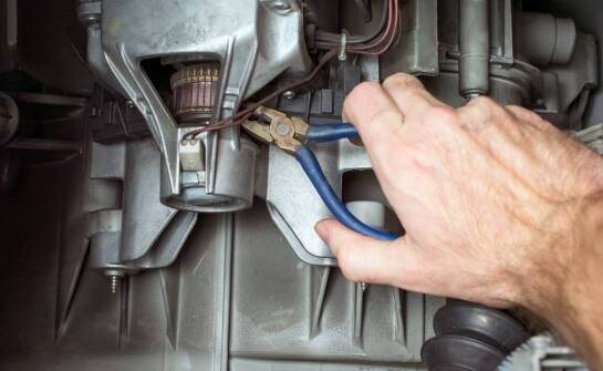 Wpływ regularnego serwisowania na wydajność odkurzaczy piorących w firmach sprzątających