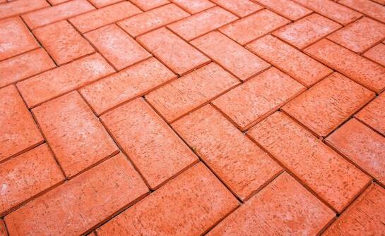 Jak metoda sodowania wpływa na ochronę i wygląd kostki brukowej?