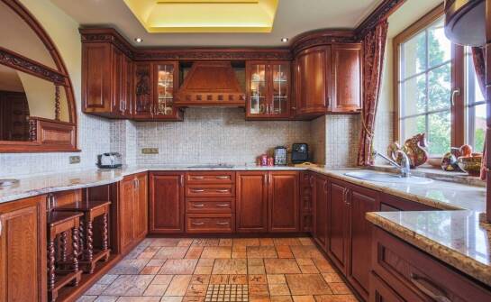 Komfortowe wyposażenie kuchni w domkach na wynajem - kulinarna wolność podczas urlopu